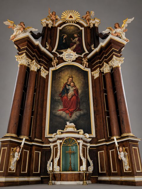 Altar der Alten Kirche Hillscheid mit der Inschrift „ALTARE PRIVILEGIATUM ANNO MDCCLXIX“